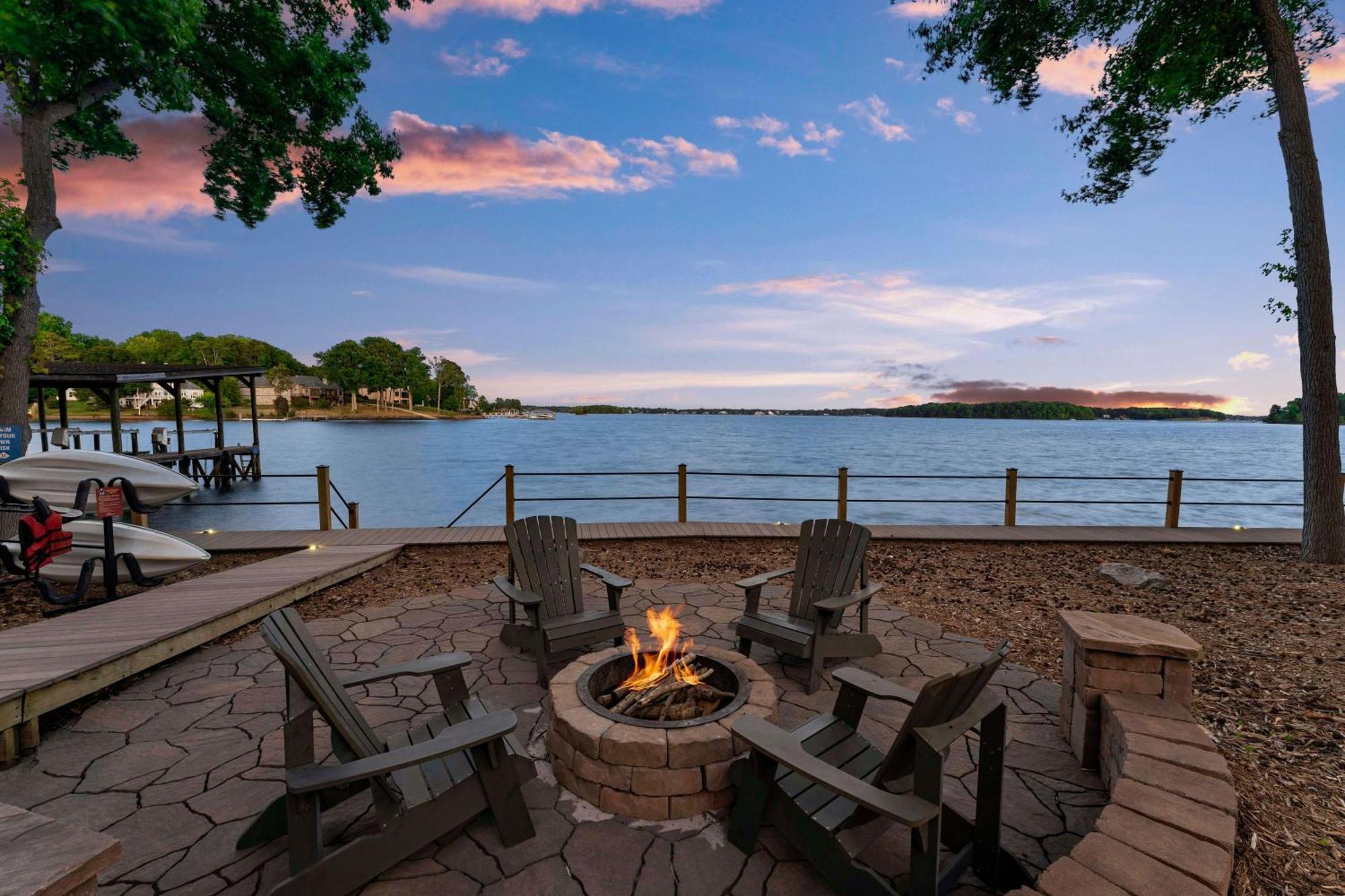 Lake Norman Getaway ムアズビル エクステリア 写真