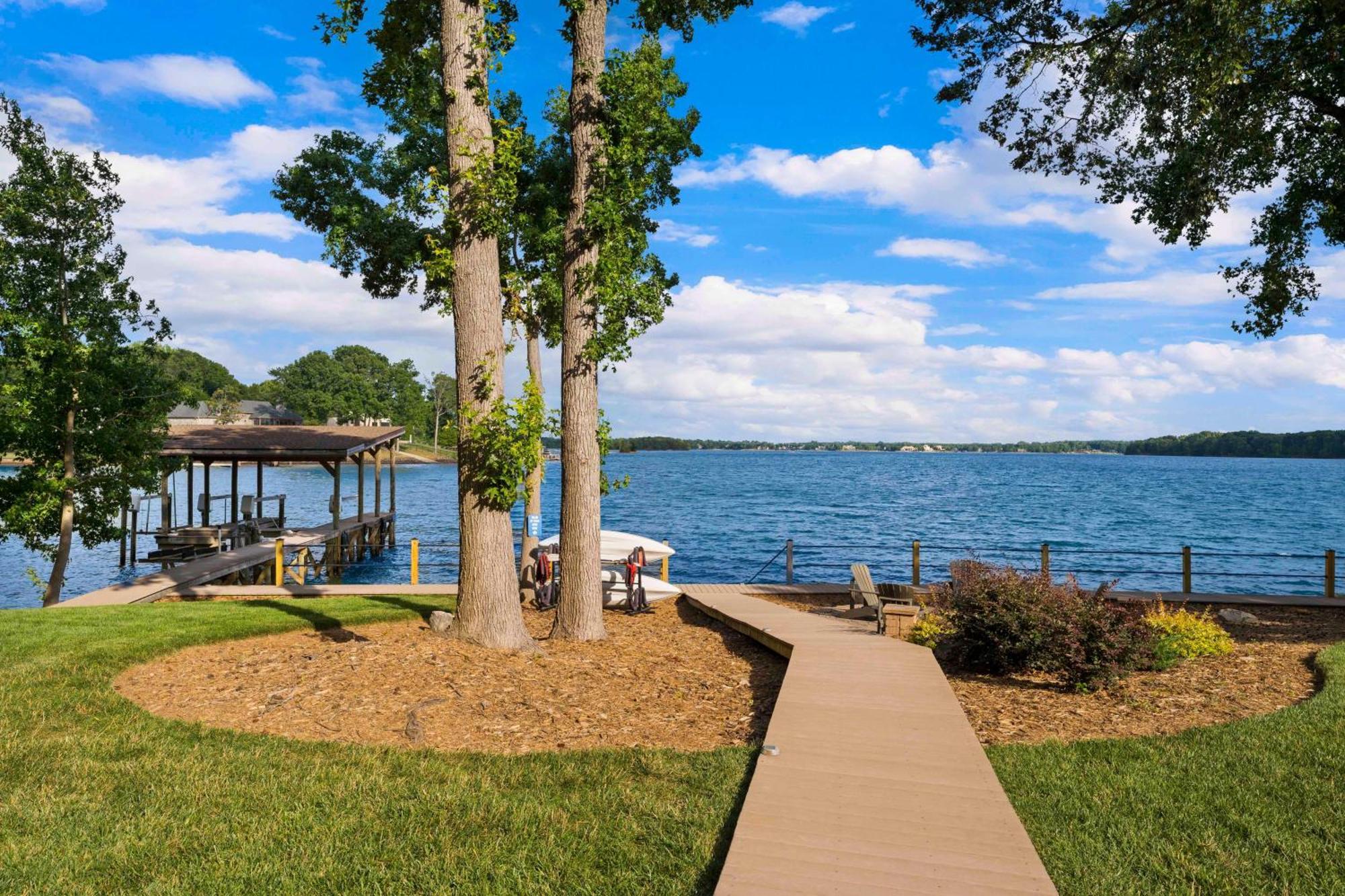 Lake Norman Getaway ムアズビル エクステリア 写真