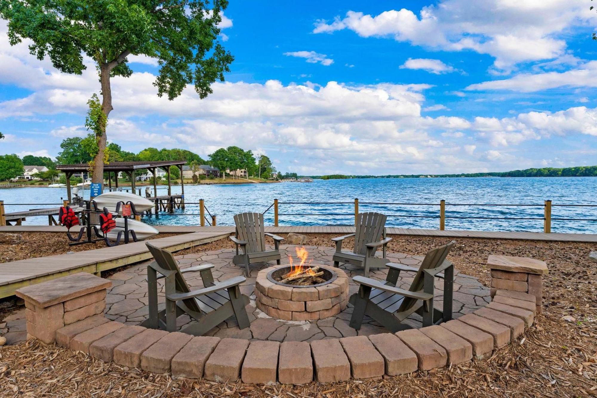 Lake Norman Getaway ムアズビル エクステリア 写真