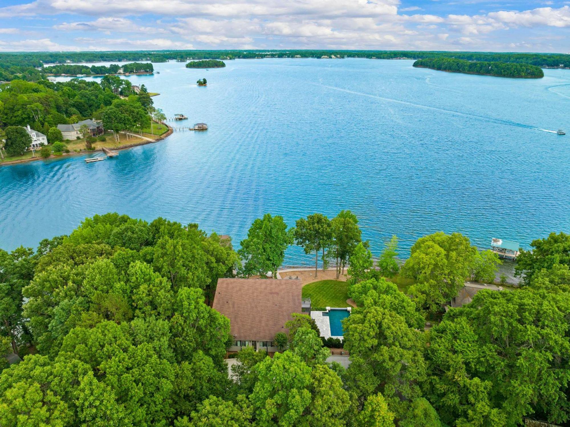 Lake Norman Getaway ムアズビル エクステリア 写真